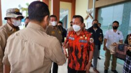 Ketua MPW PP Provinsi Jambi Adri, SH Sambut kedatangan Bambang Soesatyo dan Wakapolri Komjen Pol. DR. Gator Edy Pramono di Ruang VIP Room Bandara Sultan thaha Jambi (06/02/22). FOTO : Noval