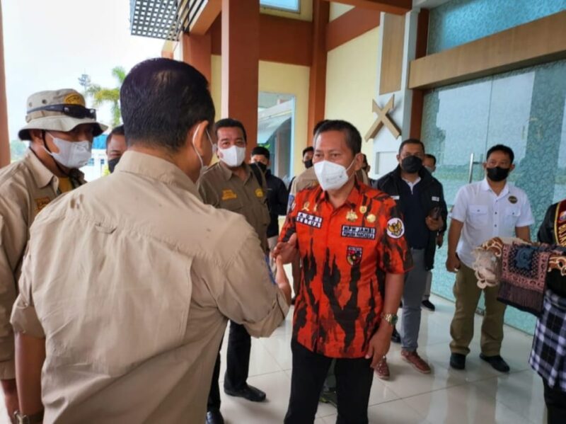 Ketua MPW PP Provinsi Jambi Adri, SH Sambut kedatangan Bambang Soesatyo dan Wakapolri Komjen Pol. DR. Gator Edy Pramono di Ruang VIP Room Bandara Sultan thaha Jambi (06/02/22). FOTO : Noval