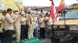 Bambang Soesatyo Lepas Touring Perkumpulan Land Rover Club Indonesia Sumatera Tribute 2022 di di Desa Mendalo Darat Kecamatan Jaluko Kabupaten Muaro Jambi, Minggu (6/2/22). FOTO : Noval/Ist.