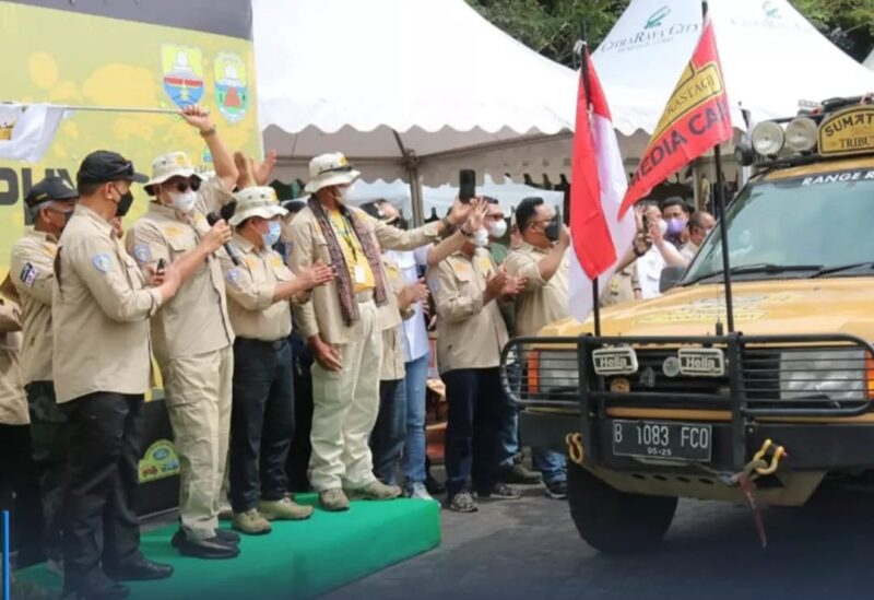 Bambang Soesatyo Lepas Touring Perkumpulan Land Rover Club Indonesia Sumatera Tribute 2022 di di Desa Mendalo Darat Kecamatan Jaluko Kabupaten Muaro Jambi, Minggu (6/2/22). FOTO : Noval/Ist.