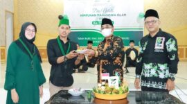 Dies Natalis ke-75 Bupati H Anwar Sadat berikan potongan tumpeng ke Ketua HMI Tanjab Barat. Foto : Prokopim