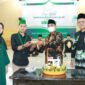Dies Natalis ke-75 Bupati H Anwar Sadat berikan potongan tumpeng ke Ketua HMI Tanjab Barat. Foto : Prokopim