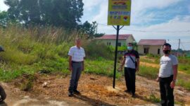 Polisi Datangi Baleho Tangkap Maling Terpampang di Area Perumahan Mendalo Residence Residence RT 08, Desa Simpang Sungai Duren, FOTO : Noval/Istimewa
