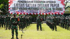 Kepala Kelompok Staf Ahli Pangdam II/Sriwijaya Brigjen TNI Muchamad Bayu Haritomo mewakili Pangdam II/Swj memeriksa kesiapan Satgas Yonif R 142/KJ yang akan melaksanakan Tugas Satuan Organik Papua Makoyonif R 142/KJ, Senin (07/02/22). FOTO : PENREM.