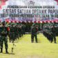 Kepala Kelompok Staf Ahli Pangdam II/Sriwijaya Brigjen TNI Muchamad Bayu Haritomo mewakili Pangdam II/Swj memeriksa kesiapan Satgas Yonif R 142/KJ yang akan melaksanakan Tugas Satuan Organik Papua Makoyonif R 142/KJ, Senin (07/02/22). FOTO : PENREM.