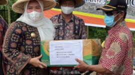 Bupati Hj. Mssnah Busro Saat Serahkan Bantuan Benih Jagung, Kacang panjang dan benih ketimun ke Poktan Sungai Bahar, Rabu (9/2/22). FOTO : IG Masnah.