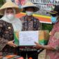 Bupati Hj. Mssnah Busro Saat Serahkan Bantuan Benih Jagung, Kacang panjang dan benih ketimun ke Poktan Sungai Bahar, Rabu (9/2/22). FOTO : IG Masnah.