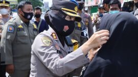 Kapolres Tebo AKBP Fitria Mega Saat Mbagikan Masker Kepada Pengguna Jalan, Rabu (8/2/22). FOTO : Dody/Noval.