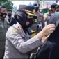 Kapolres Tebo AKBP Fitria Mega Saat Mbagikan Masker Kepada Pengguna Jalan, Rabu (8/2/22). FOTO : Dody/Noval.