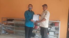 Arif Novia Rahman Serahkan Berkas Pendaftaran Calon Pilkades Desa Bukit Baling, Kamis (10/1/22). FOTO : Noval.