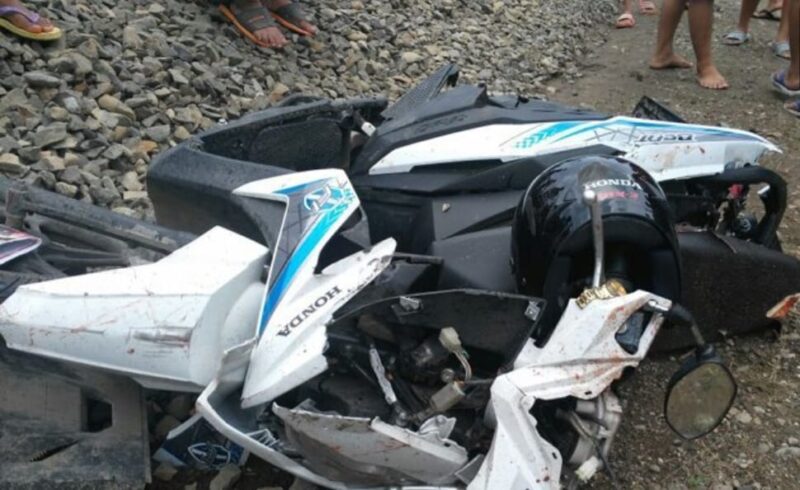 Sepeda Motor Korban Terlibat Tabrakan dengan Mobil Rombongan Komisi I DPRD Batanghari. FOTO : Istimewa.