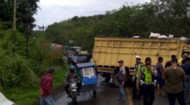 Truk Melintang di Tengah Jalan Usai Bertabrakan dengan Truk Tangki Aspal. FOTO : Hms-Res Muba.