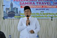 Wakil Wali Kota Jambi Dr. H. Maulana Saat Lepas Jamaah Umroh Samira Tour Travel, Minggu (13/2/22). FOTO : Sahabat Maulana.