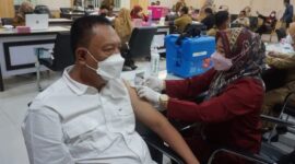 Ketua dan Anggota DPRD Kota Jambi Menjalani Waksinasi Booster, Senin (14/2/22). FOTO : Nobal/Ist.
