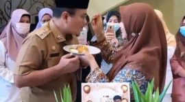 Wakil Wali Kota Jambi Dr. dr. H. Maulana, MKM mendapat Suapan tumpeng dari Istri, Senin (14/2/22). FOTO : Sahabat Maulana.