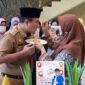 Wakil Wali Kota Jambi Dr. dr. H. Maulana, MKM mendapat Suapan tumpeng dari Istri, Senin (14/2/22). FOTO : Sahabat Maulana.