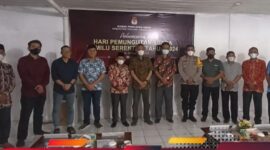 Kabag Ops Polres Tanjab Barat Kompol Jan Manto Hasiholan Ketika hadiri Virtual Acara Launching Peluncuran Hari Pemungutan Suara Pemilu Serentak 2024 di Kantor KPU Tanjab Barat, Selasa (15/2/22). FOTO : Ist.