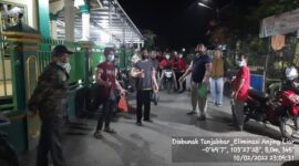 Petugas saat akan melakukan eliminasi terhadap anjing liar. DOK Disbunnak Tjb