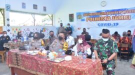 Wakapolda Jambi Brigjen Pol Yudawan Roswinarso Saat Zoom Meeting dengan Kapolri di SDN 163 Kota Jambi, Rabu (16/2/22). FOTO : Humas PJ.