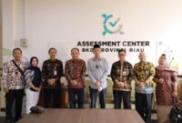 H Agus Sanusi bersama pejabat terkait saat meninjau pelaksanaan Assessment seleksi terbuka JPT Pratama Tanjung Jabung Barat di Provinsi Riau. FOTO : Ijal/Roy