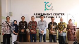 H Agus Sanusi bersama pejabat terkait saat meninjau pelaksanaan Assessment seleksi terbuka JPT Pratama Tanjung Jabung Barat di Provinsi Riau. FOTO : Ijal/Roy
