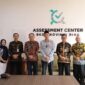 H Agus Sanusi bersama pejabat terkait saat meninjau pelaksanaan Assessment seleksi terbuka JPT Pratama Tanjung Jabung Barat di Provinsi Riau. FOTO : Ijal/Roy