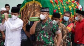 Danrem 042/Gapu Brigjen TNI Supriono Saat Melayat Almrhum Ayahnda Ketua DPRD Provinsi Jambi di Desa Muaro Sebo, Muaro Jambi, Jumat (18/2/22). FOTO : Penrem.