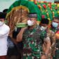 Danrem 042/Gapu Brigjen TNI Supriono Saat Melayat Almrhum Ayahnda Ketua DPRD Provinsi Jambi di Desa Muaro Sebo, Muaro Jambi, Jumat (18/2/22). FOTO : Penrem.