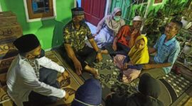 Danrem 042/Gapu Ketika Takziah ke Rumah Duka Almarhumah Anggota Persit Kodim 0415/Jambi, Sabtu (19/2/22) malam.