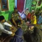 Danrem 042/Gapu Ketika Takziah ke Rumah Duka Almarhumah Anggota Persit Kodim 0415/Jambi, Sabtu (19/2/22) malam.