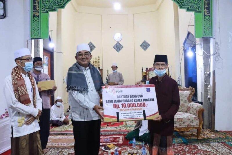 Secara simbolis H Anwar Sadat menyerahkan bantuna Dana CSR dari Bank Jambi Cabang Kuala Tungkal, Sabtu (19/2/22). FOTO : Amat/Kiky