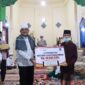 Secara simbolis H Anwar Sadat menyerahkan bantuna Dana CSR dari Bank Jambi Cabang Kuala Tungkal, Sabtu (19/2/22). FOTO : Amat/Kiky