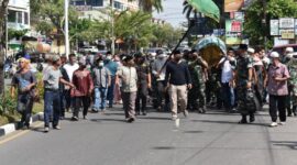 Keluarga dan Pelayat Turut mengantar jenazah Almh Ibu Hj.Etty Litamahuputty ke Pemakaman, Jumat (25/2/22). FOTO : PENREM.