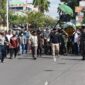 Keluarga dan Pelayat Turut mengantar jenazah Almh Ibu Hj.Etty Litamahuputty ke Pemakaman, Jumat (25/2/22). FOTO : PENREM.