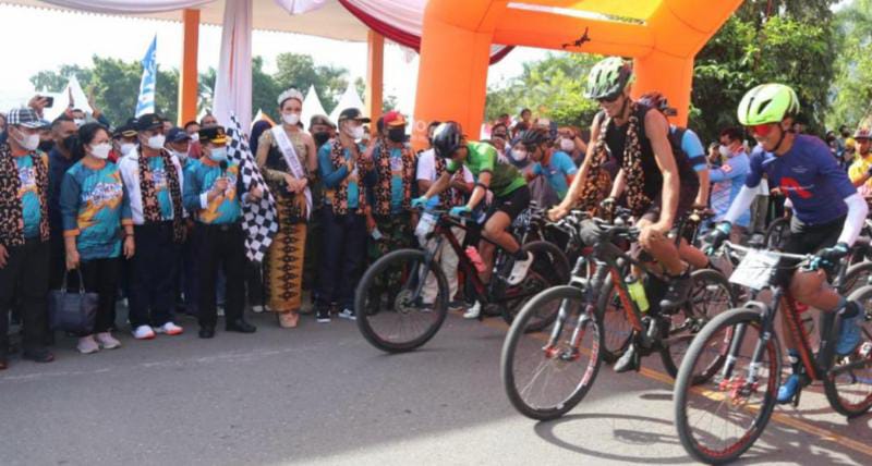 FOTO : Gubernur Jambi Al Haris Ketila Melepas Peserta Kerintji Mountain Bike Grand Fondo 2022 di Kota Sungai Penuh, Sabtu (26/2/22).