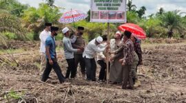 Bupati KH. Anwar Sadat bersama Habib Taufiq Idrus Baraqbah Menyacakan Papan Merek Tanda Dimulainya Pembanyunan Ponpes Sulaimaniyah, Minggu (27/2/22). FOTO : Taifiq Jay