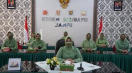 Wakil Ketua Persit KCK Ny. Rini M. Yamin Dano saat Webinar Deteksi Dini Gangguan Mental Emosional dalam Lingkungan Keluarga dan Sekitar Kita, Rabu (2/3/22). FOTO : PENREM.