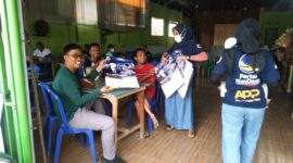 Garnita dan Pengurus Partai NasDem saat membagikan Kalender.