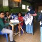Garnita dan Pengurus Partai NasDem saat membagikan Kalender.