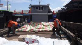 Personel Satpolairud Polres Tanjung Jabung Barat saat melakukan pemeriksaan muatan Kapal, Sabtu (5/3/22). FOTO : Satpolairud