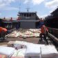 Personel Satpolairud Polres Tanjung Jabung Barat saat melakukan pemeriksaan muatan Kapal, Sabtu (5/3/22). FOTO : Satpolairud