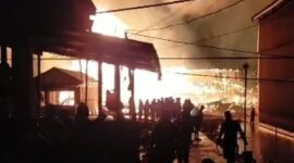 Gedung Walet di Labuhan Pering Sadu Terbakar. FOTO : Nov/Ist