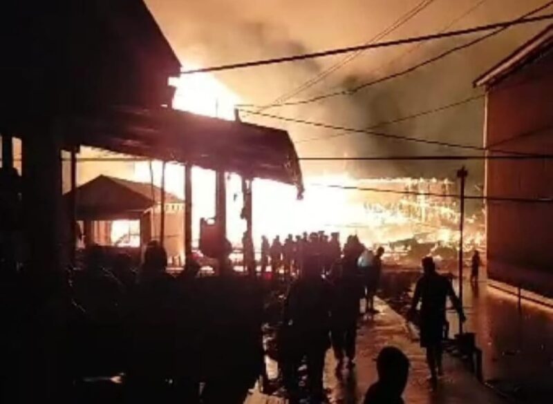 Gedung Walet di Labuhan Pering Sadu Terbakar. FOTO : Nov/Ist