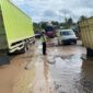 Personil Polres Muaro Jambi urai kemacetan di jalan Lintas Jambi - Palembang KM 14 Desa Pondok Meja Kecamatan Mestong, Minggu (06/03/22). FOTO : Humas PMJ