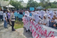 Ratusan Siswa SMAN 3 Nagasari Mestong Gelar Demo di halaman sekolah mereka, Senin (7/3/22). FOTO : Noval.