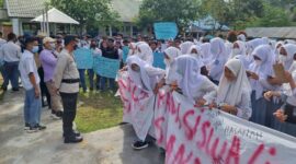 Ratusan Siswa SMAN 3 Nagasari Mestong Gelar Demo di halaman sekolah mereka, Senin (7/3/22). FOTO : Noval.
