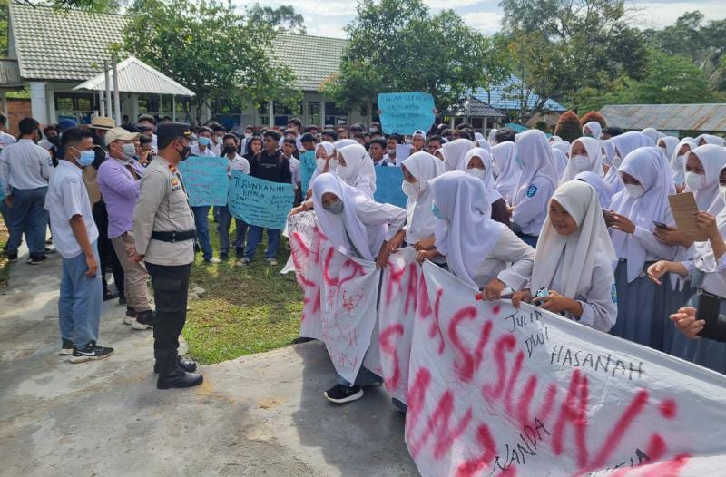 Ratusan Siswa SMAN 3 Nagasari Mestong Gelar Demo di halaman sekolah mereka, Senin (7/3/22). FOTO : Noval.
