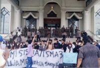 Sejumlah siswa SMA Negeri 3 Muaro Jambi melakukan aksi demo di Kantor Gubernur Jambi pada Kamis (10/3/22). FOTO : ISt