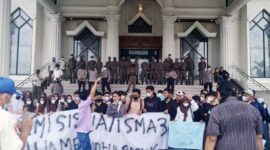Sejumlah siswa SMA Negeri 3 Muaro Jambi melakukan aksi demo di Kantor Gubernur Jambi pada Kamis (10/3/22). FOTO : ISt