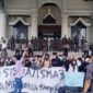 Sejumlah siswa SMA Negeri 3 Muaro Jambi melakukan aksi demo di Kantor Gubernur Jambi pada Kamis (10/3/22). FOTO : ISt